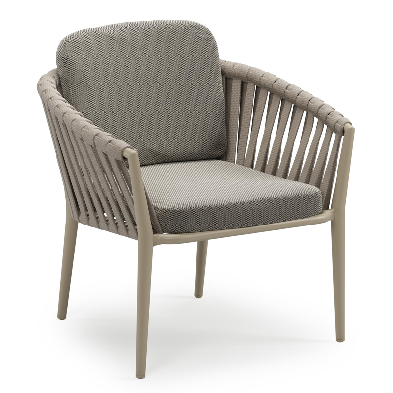 Orso low dining tuinstoel in beige aluminium en beige verticaal geweven luxe vlakke brede rope met stoelkussen in All Weather Sunbrella® Luxe Lopi Charcoal