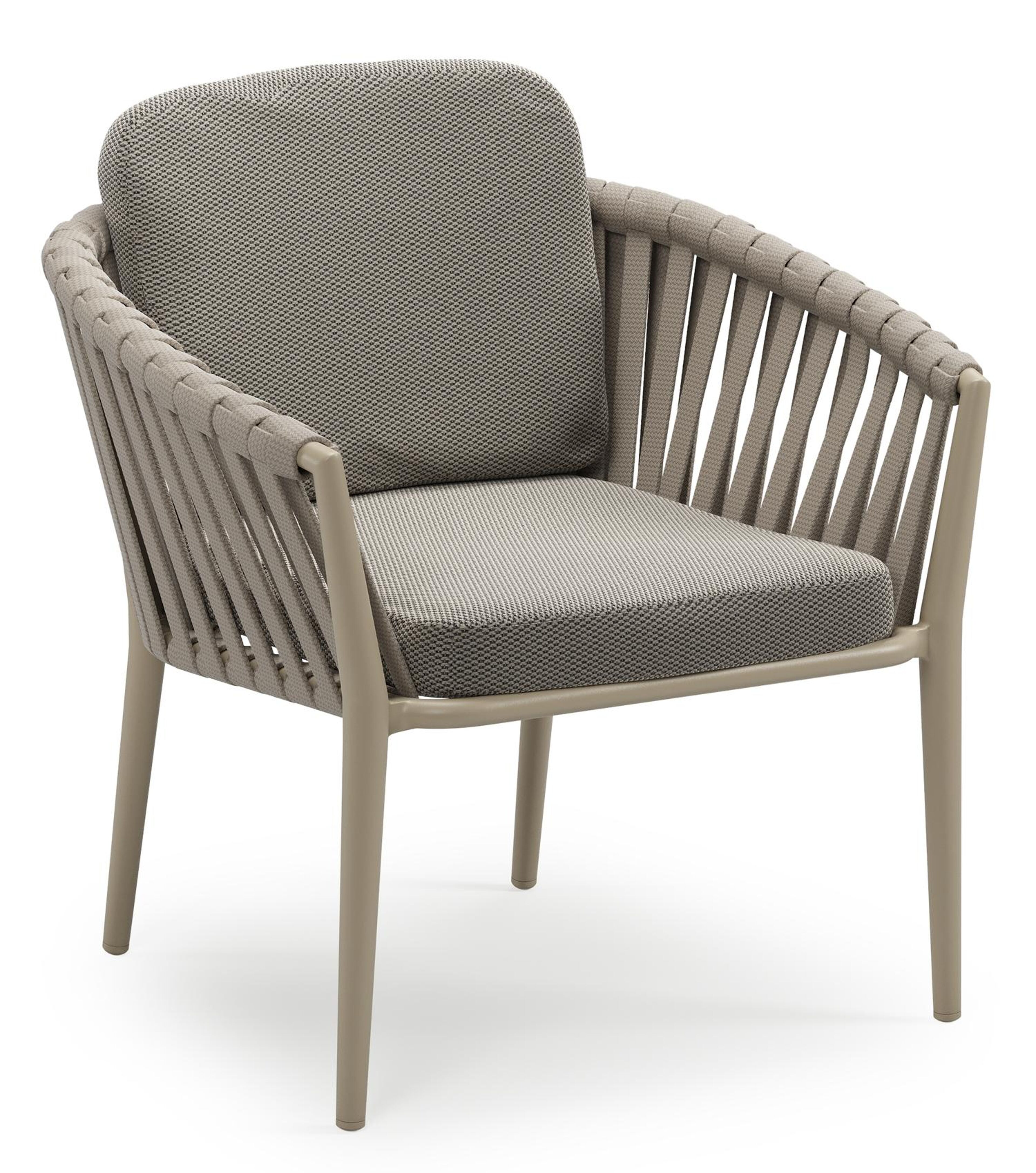 Orso low dining tuinstoel in beige aluminium en beige verticaal geweven luxe vlakke brede rope met stoelkussen in All Weather Sunbrella® Luxe Lopi Charcoal