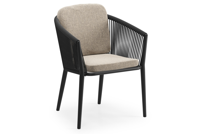 Orso tuinstoel in zwart aluminium en zwart verticaal geweven ronde rope met luxe zitkussen in All Weather Sunbrella® Luxe Chartres Pewter