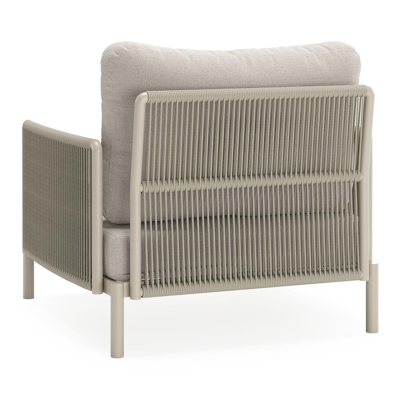 Amarante loungestoel in beige aluminium en beige verticaal geweven ronde rope met beige weather+ softtouch kussen