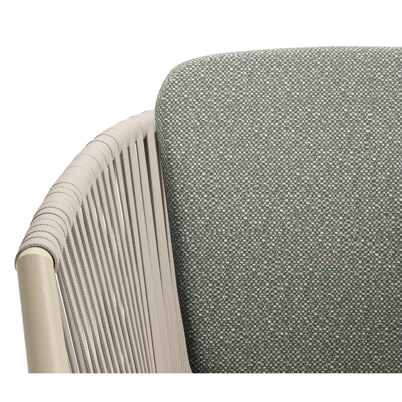 Chaise de jardin Orso en aluminium beige et corde plate tissée verticalement beige avec coussin en All Weather Sunbrella® Luxe Savane Leaf