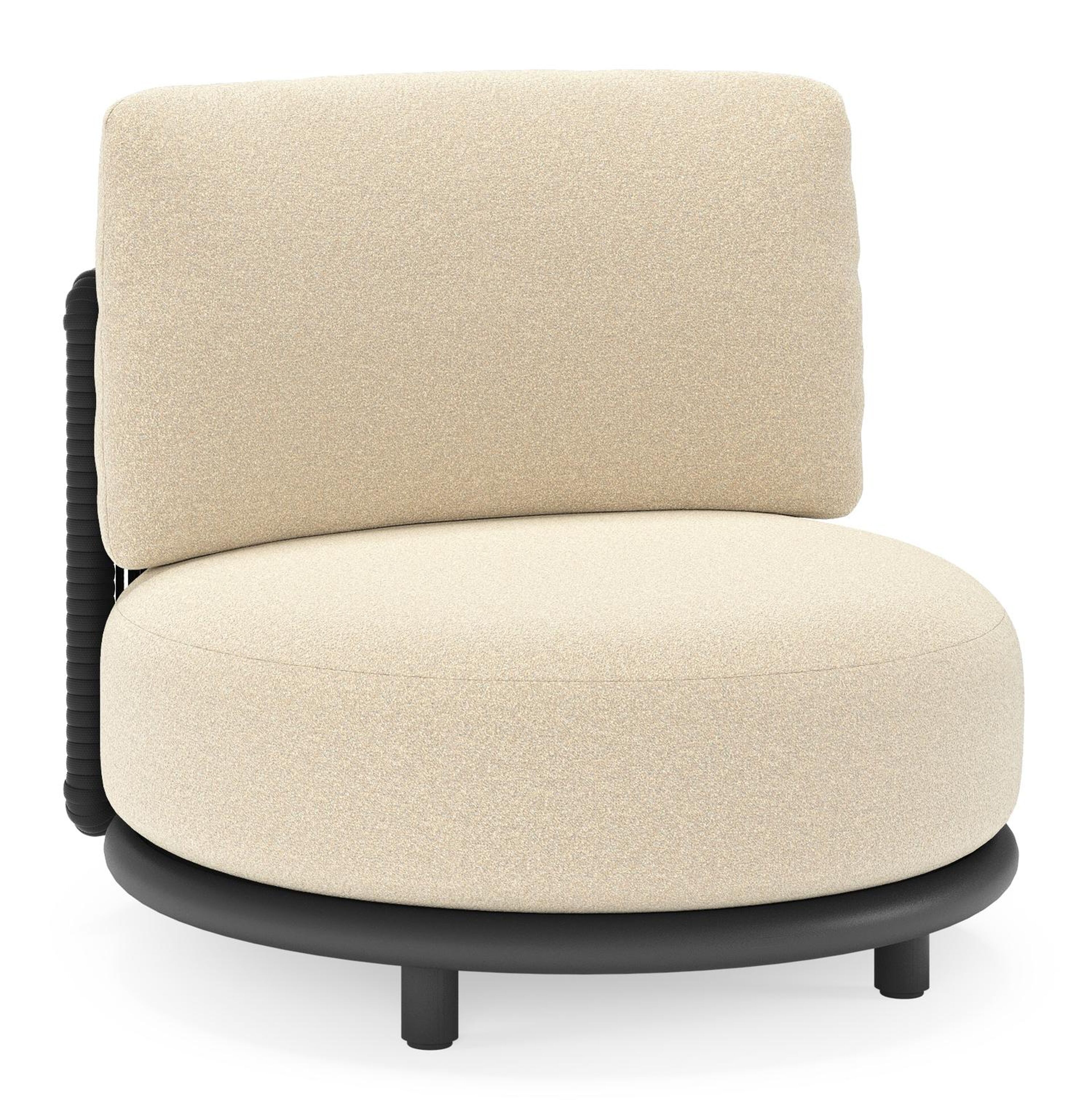 Fauteuil de jardin Lomano en aluminium noir et corde luxe plate tissée verticalement beige et coussins en all weather solica soul papyrus
