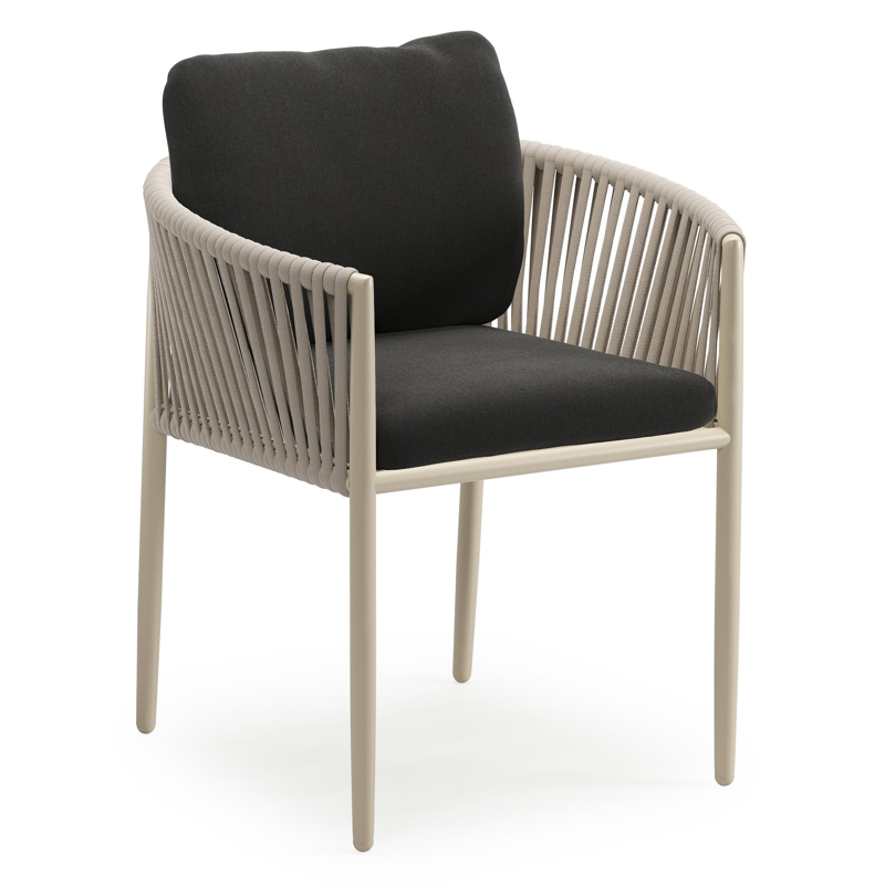 Organo tuinstoel in beige aluminium en beige verticaal geweven luxe vlakke rope met zitkussen in All Weather Sunbrella® Luxe Natte Sooty