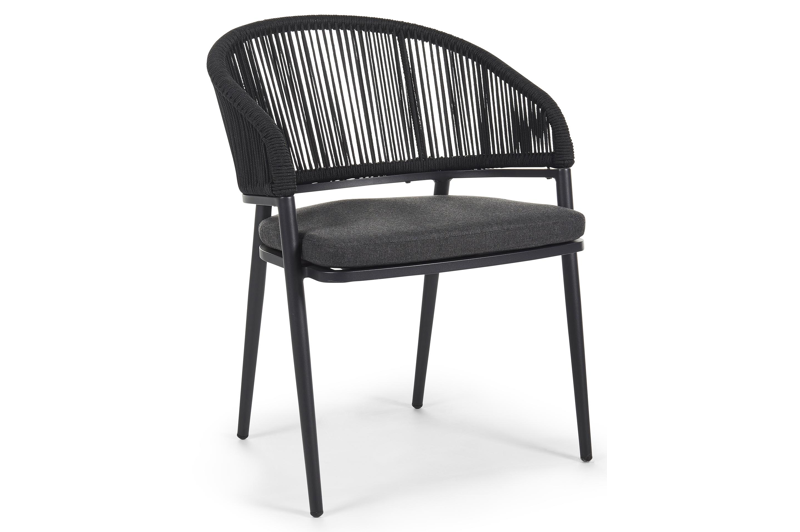 Lacrima tuinstoel in zwart aluminium en zwart verticaal geweven ronde rope met kussen in natte sooty all weather sunbrella® luxe