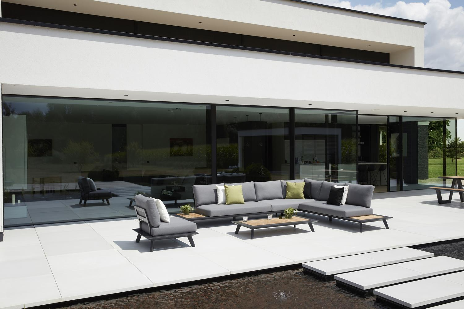 Puglia loungehoek in zwart aluminium en teak met grijs weather+ softtouch kussens