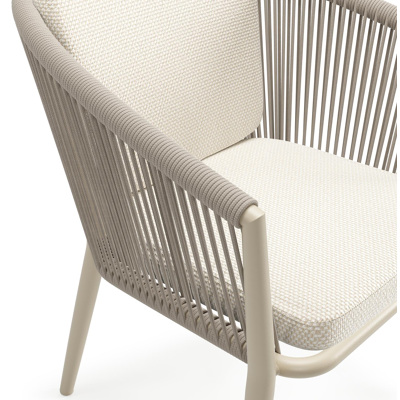 Orso tuinstoel in beige aluminium en beige verticaal geweven ronde rope met zitkussen in All Weather Cosytica Althea Off White