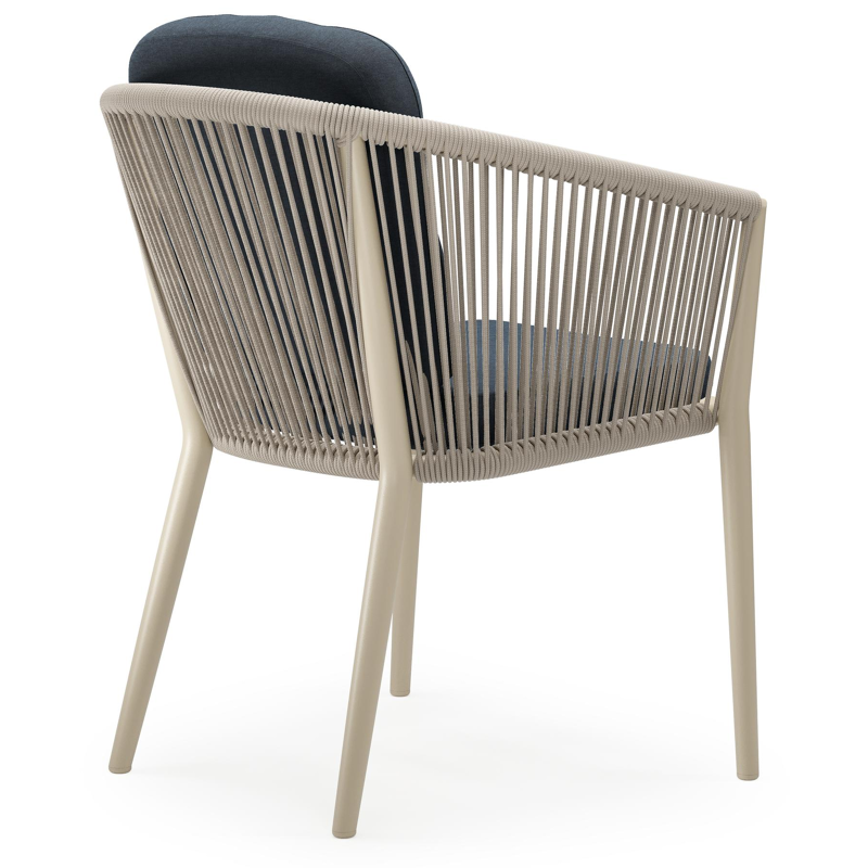 Orso tuinstoel in beige aluminium en beige verticaal geweven ronde rope met luxe zitkussen in All Weather Sunbrella® Luxe Heritage Indigo