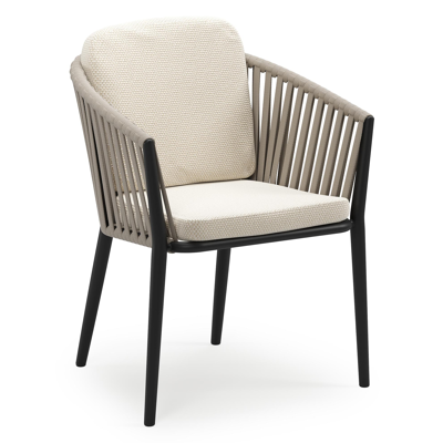 Orso stapelbare tuinstoel in zwart aluminium en beige verticaal geweven luxe vlakke brede rope met stoelkussen in All Weather Cosytica Althea Off White