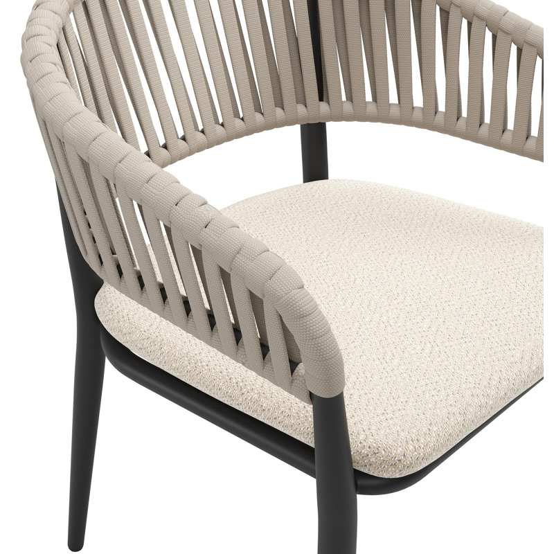 Tolfa stapelbare tuinstoel in zwart aluminium en beige verticaal geweven luxe vlakke brede rope met stoelkussen in All Weather Sunbrella® Luxe Lopi Sand