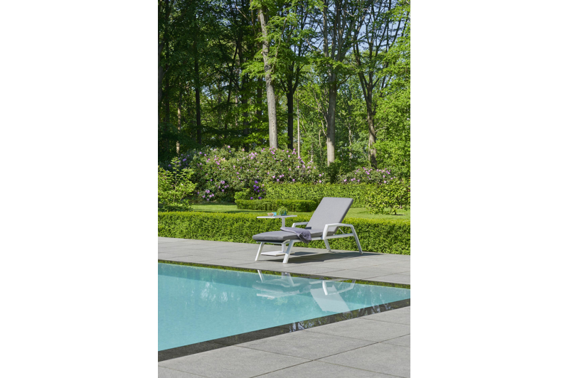 Talana bijzettafel in wit aluminium en grijs volkeramiek - L 60 x B 40 x H 47/67,50