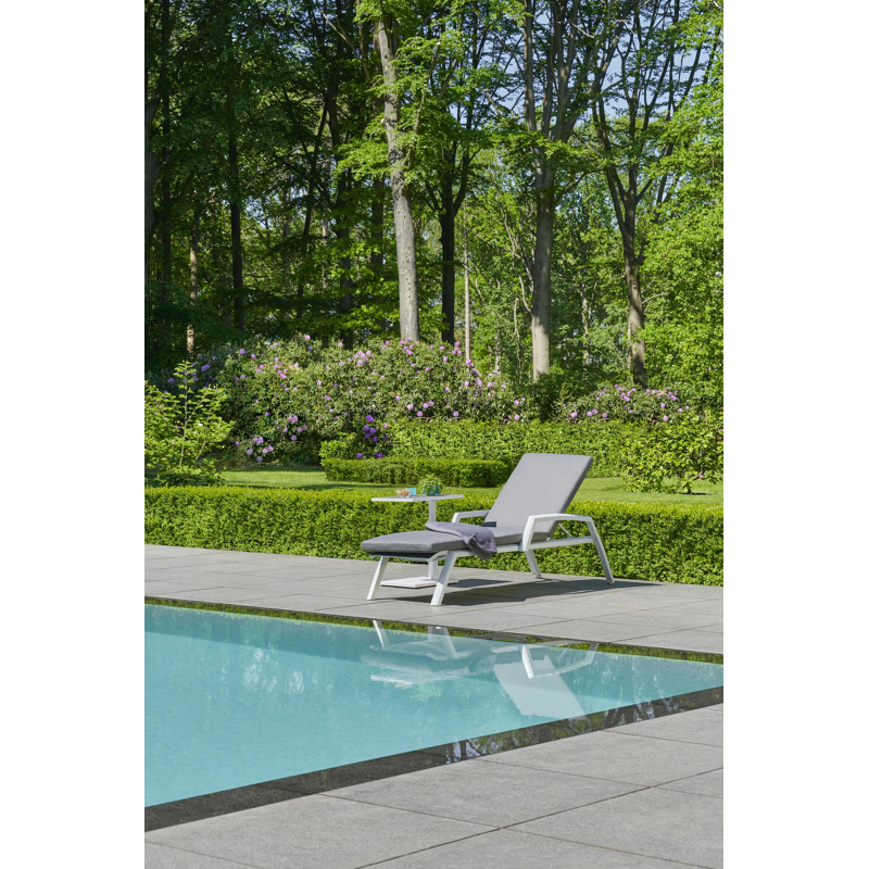 Talana bijzettafel in wit aluminium en grijs volkeramiek - L 60 x B 40 x H 47/67,50