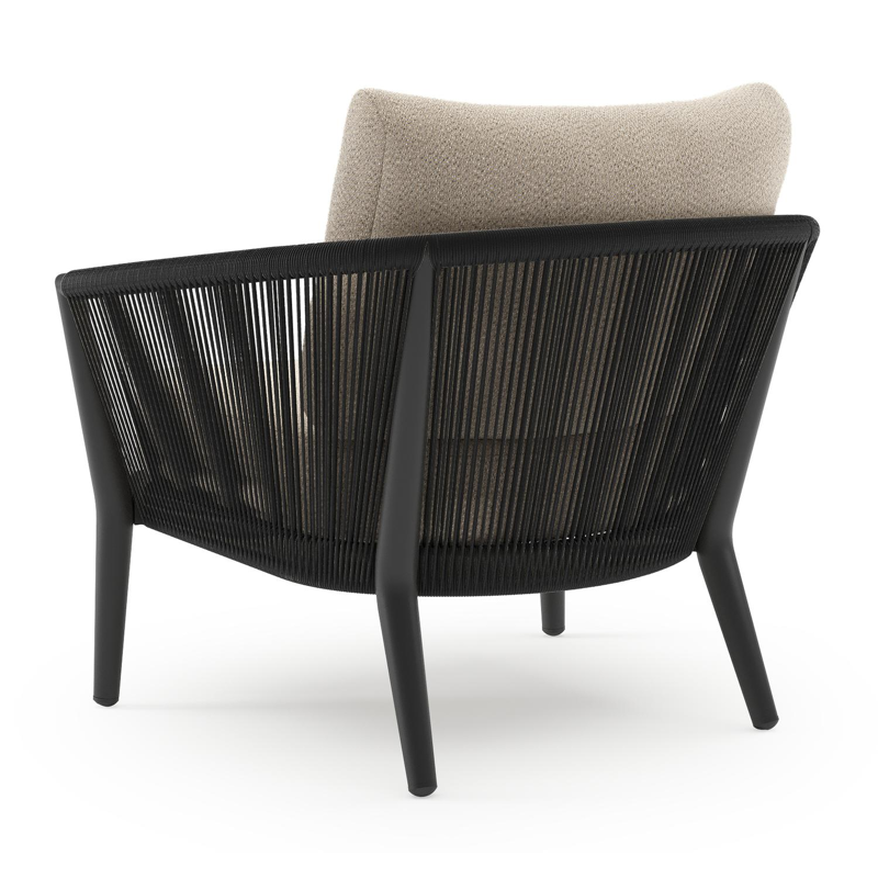 Orso loungestoel in zwart aluminium en zwart verticaal geweven ronde rope met Lopi Sand all weather sunbrella® luxe kussen