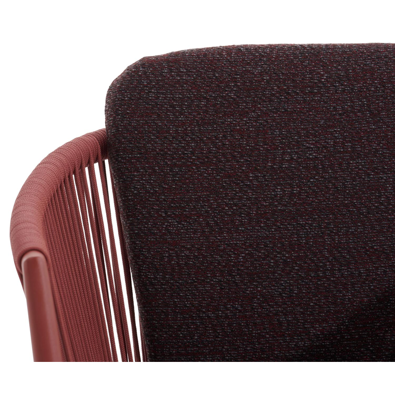 Chaise de jardin empilable Orso en aluminium rouge et corde ronde rouge tissée verticalement avec coussin en All Weather Sunbrella® Luxe Tundra Red