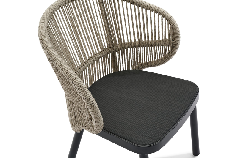 Lugano tuinstoel in zwart aluminium en beige gedraaide ronde wicker