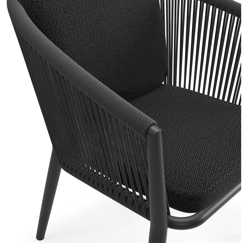 Orso tuinstoel in zwart aluminium en zwart verticaal geweven ronde rope met luxe zitkussen in All Weather Sunbrella® Luxe Lopi Baribal