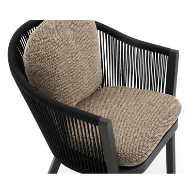 Nano tuinstoel in zwart aluminium en zwart verticaal geweven ronde rope met kussen in madagascar burch all weather cosytica