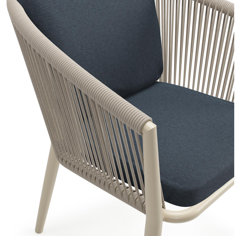 Orso tuinstoel in beige aluminium en beige verticaal geweven ronde rope met luxe zitkussen in All Weather Sunbrella® Luxe Heritage Indigo