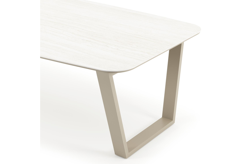 Table de jardin Pagino forme de bateau en aluminium beige et céramique pleine Calista Lg. 255 x Lrg. 115 x Haut. 73 cm