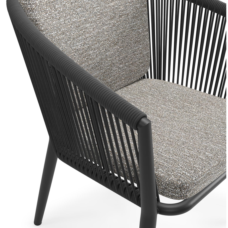 Chaise de jardin Orso en aluminium noir et corde ronde tissée verticalement noir avec coussin en All Weather Sunbrella® Luxe Tundra Pepper