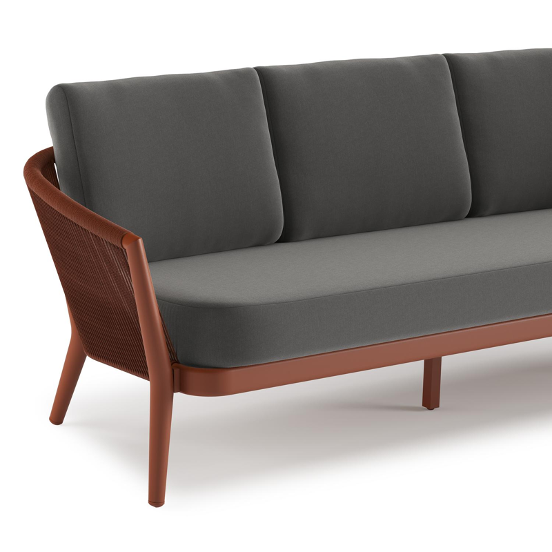 Orso loungebank in roestbruin aluminium en roestbruin verticaal geweven ronde rope met Natte Charcoal Chine all weather sunbrella® luxe kussen