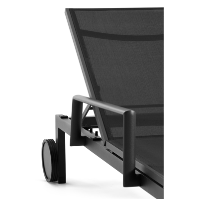 Caravelle verstelbaar ligbed in zwart aluminium met zwart textilene met armleuning
