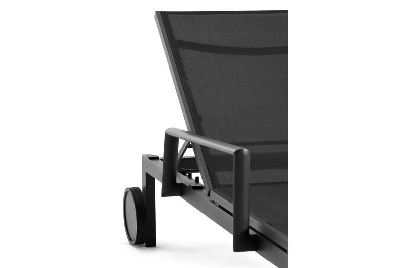 Caravelle verstelbaar ligbed in zwart aluminium met zwart textileen met armleuning
