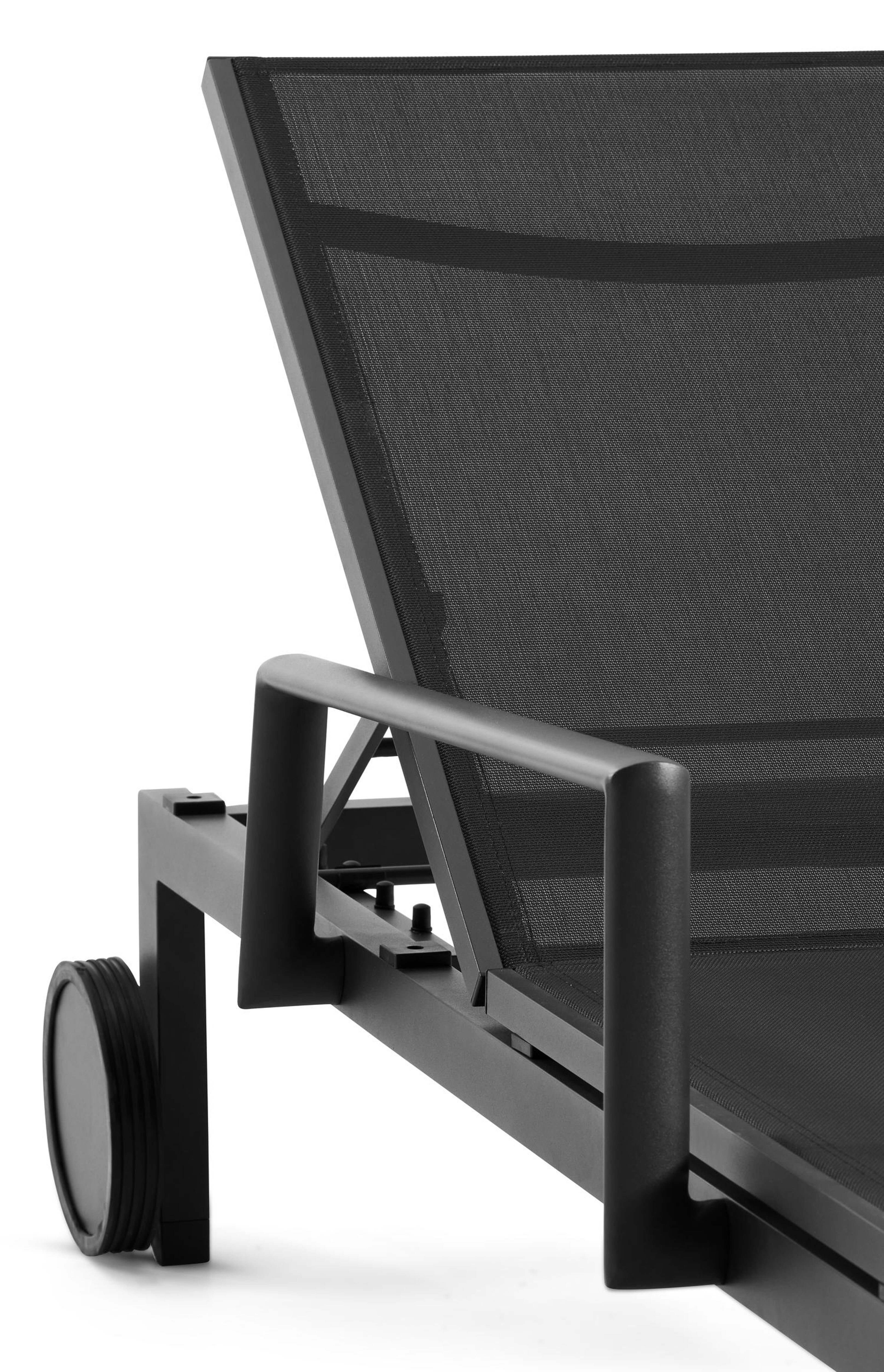 Caravelle verstelbaar ligbed in zwart aluminium met zwart textilene met armleuning